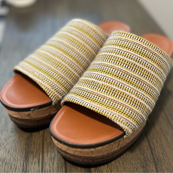 Naturalizer’s platform sandal - Picture 1 of 5